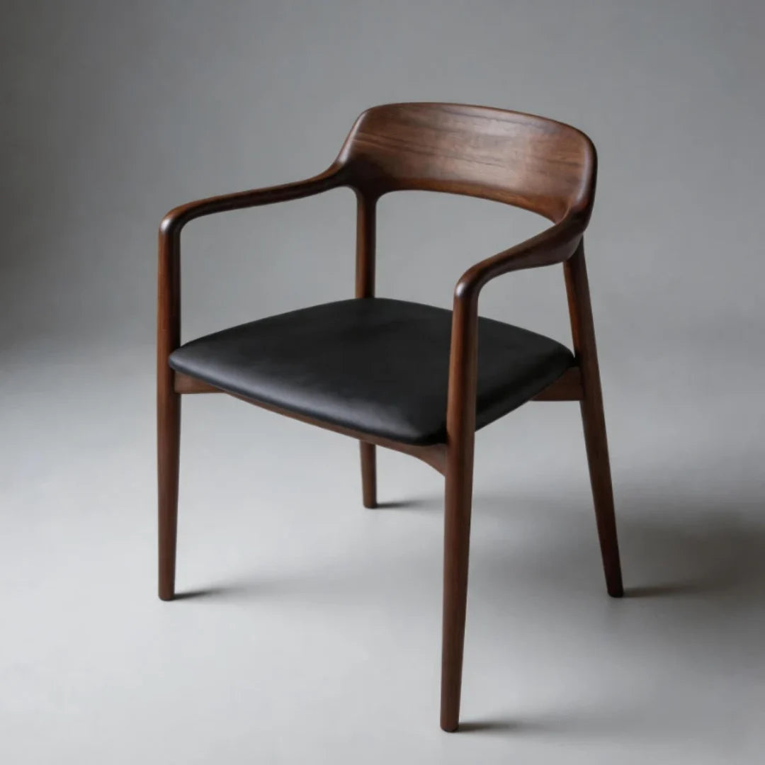 CH17 wood dining chair with broad curved back and black leather cushion